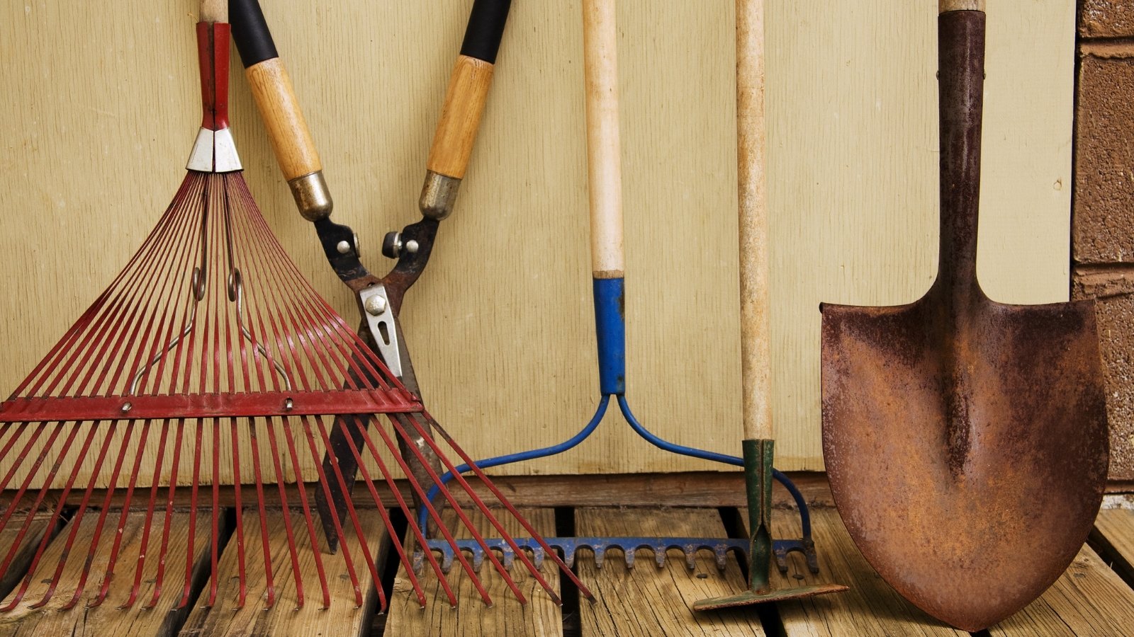 9 Tips for Preparing Your Garden Tools for Winter Storage